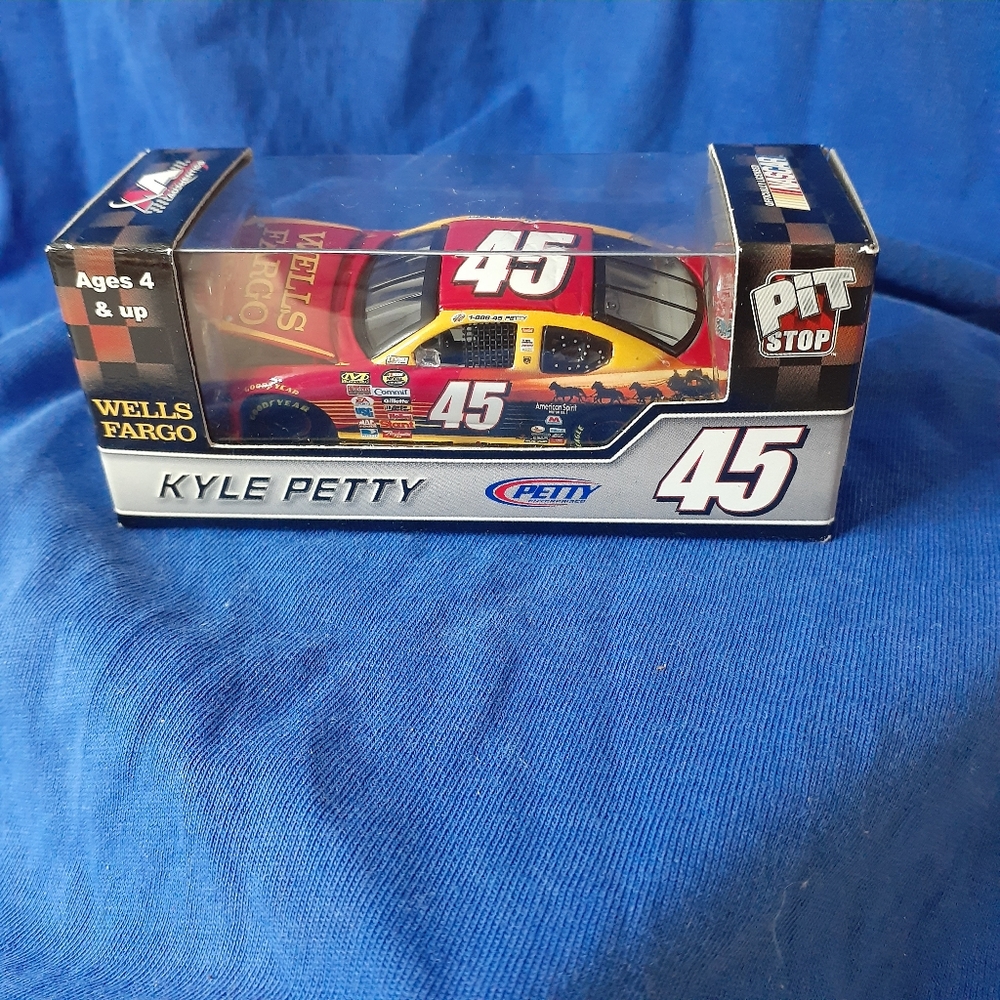 💯RARE Nascar 2007 #45 Wells Fargo Car Kyle Petty 1:64 Pit Stop $12.50 🇨🇦 Ship